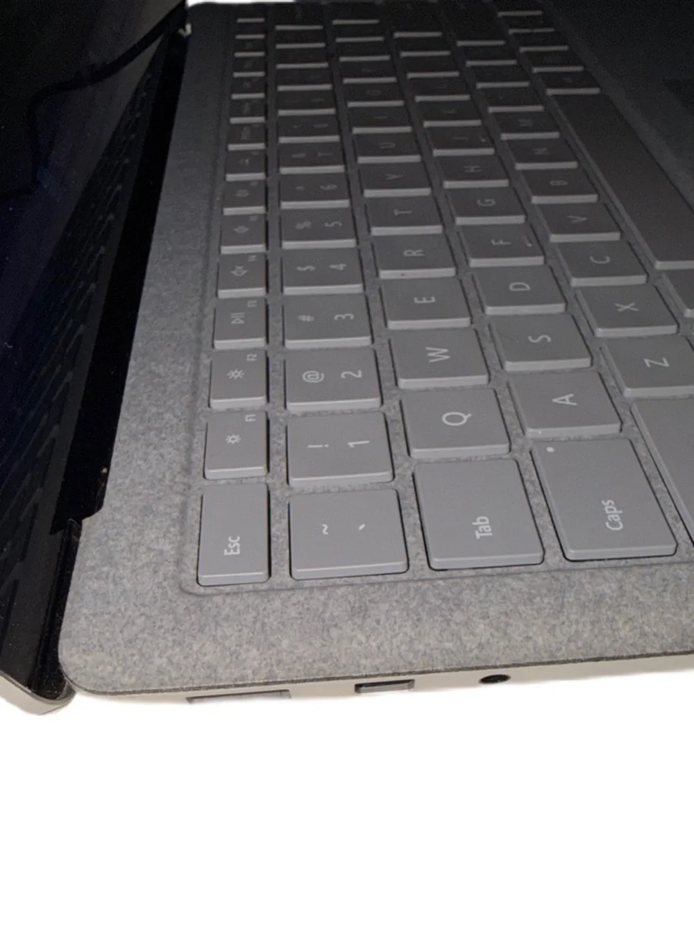 Microsoft Surface Laptop 2 i5-8250u RAM 8GB SSD 256GB Windows 11 Pro 64-Bit - Picture 7 of 10